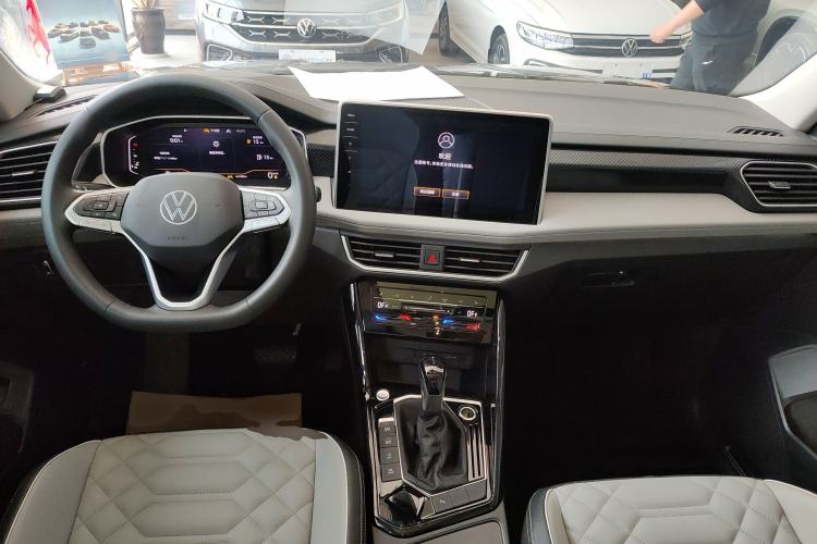 Used Volkswagen Tayron 2023 300TSI Two-Wheel-Drive Luxury Plus Advanced Edition Center Console