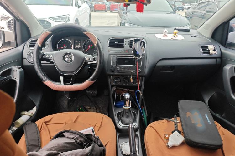 Used Volkswagen Polo 2016 1.6L Automatic Comfort Model Center Console