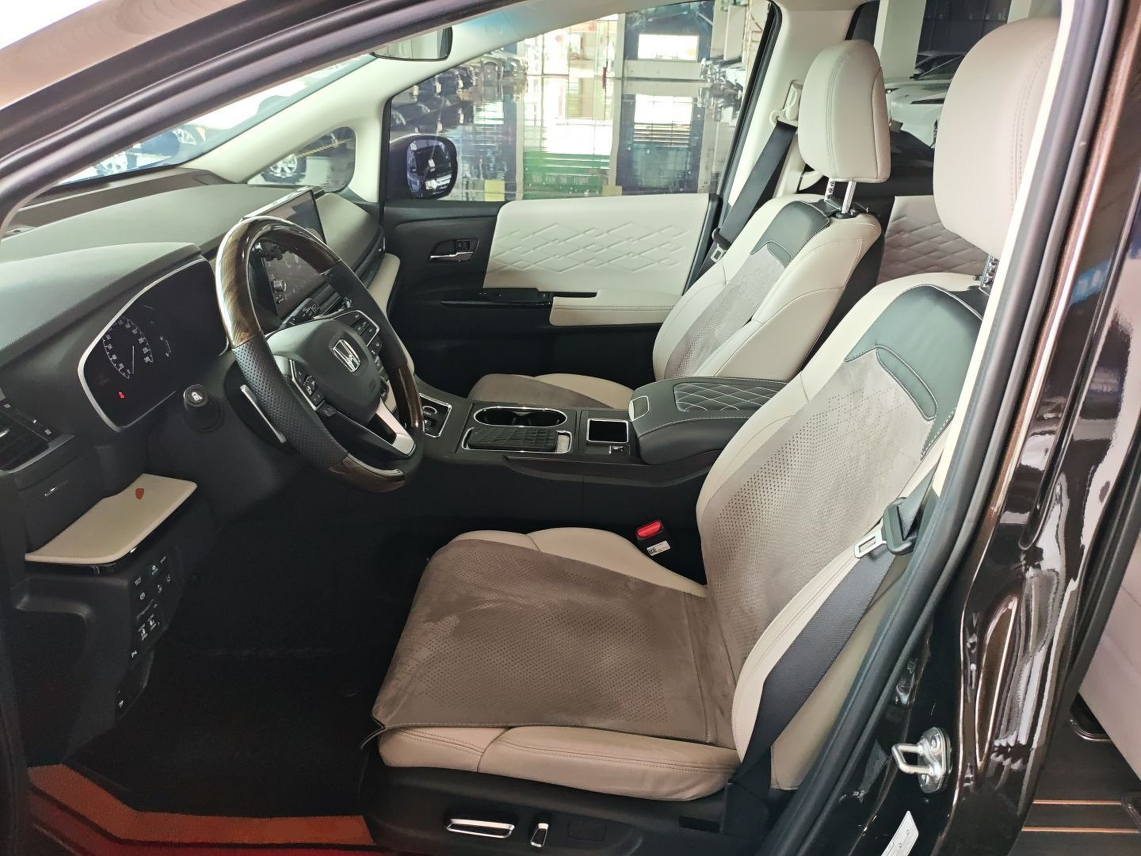 Переднее сиденье в автомобиле