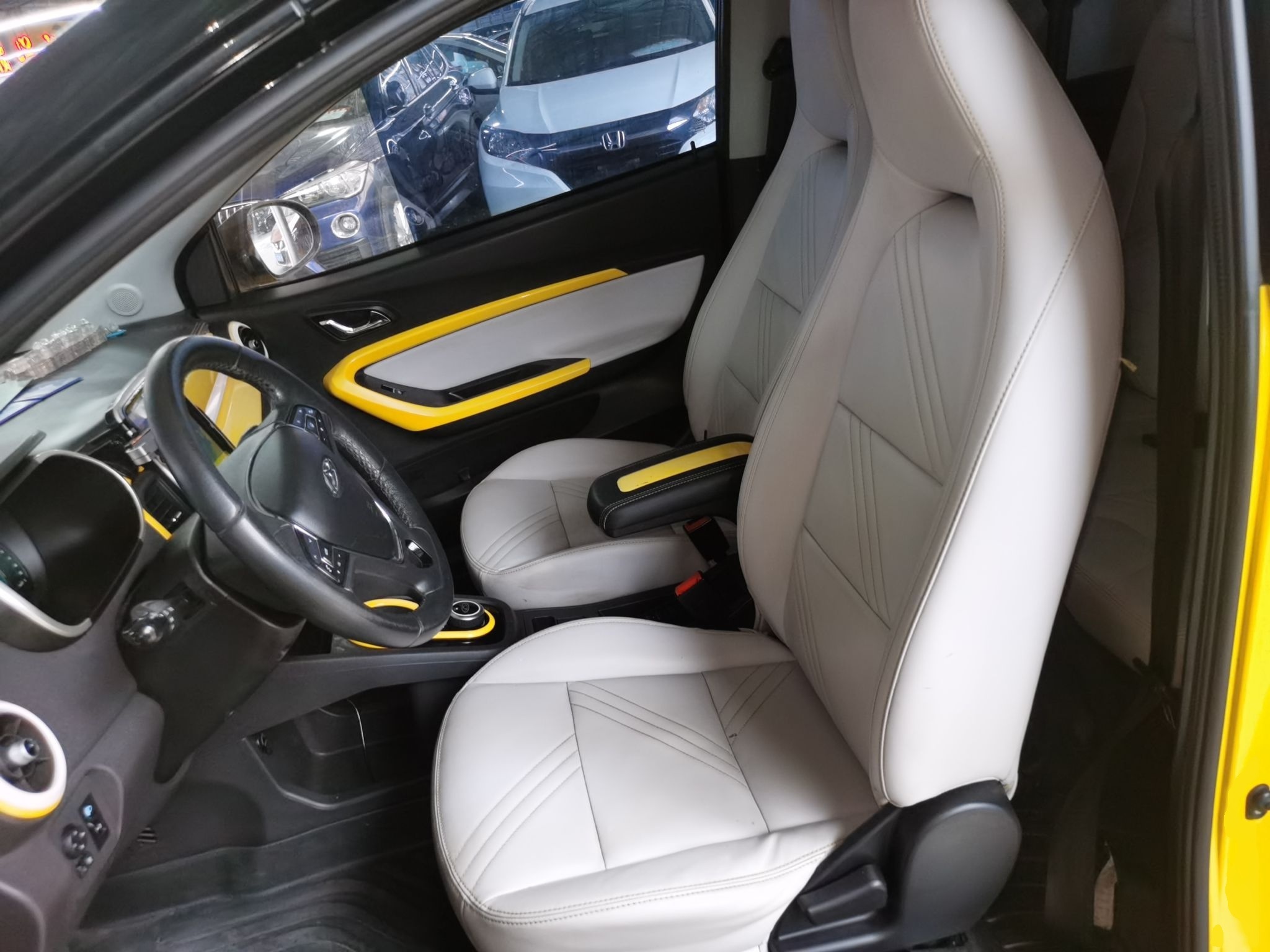 المقاعد الأمامية داخل السيارة