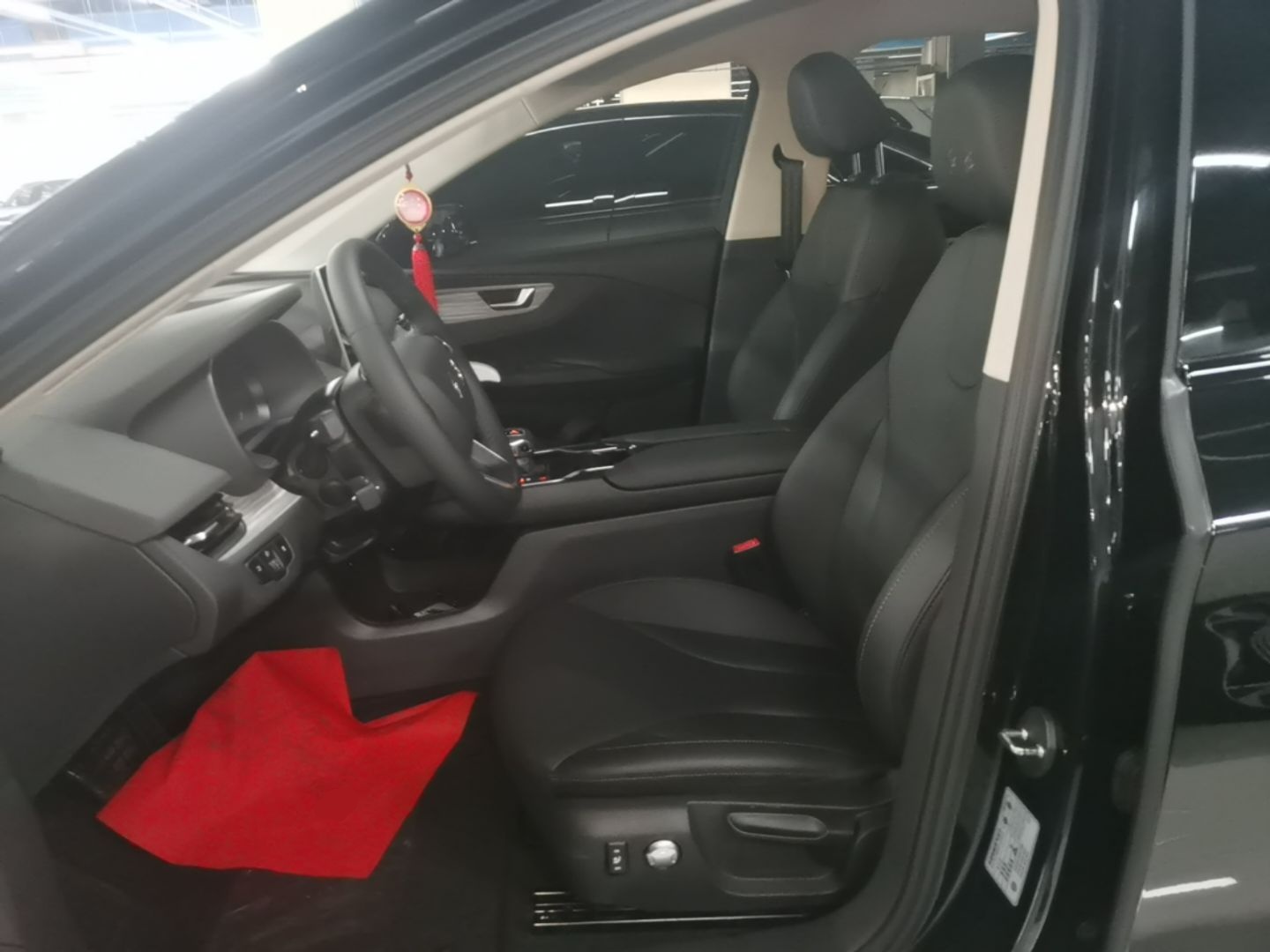 Hongqi E-QM5 2024 610 km PLUS — снимка 17