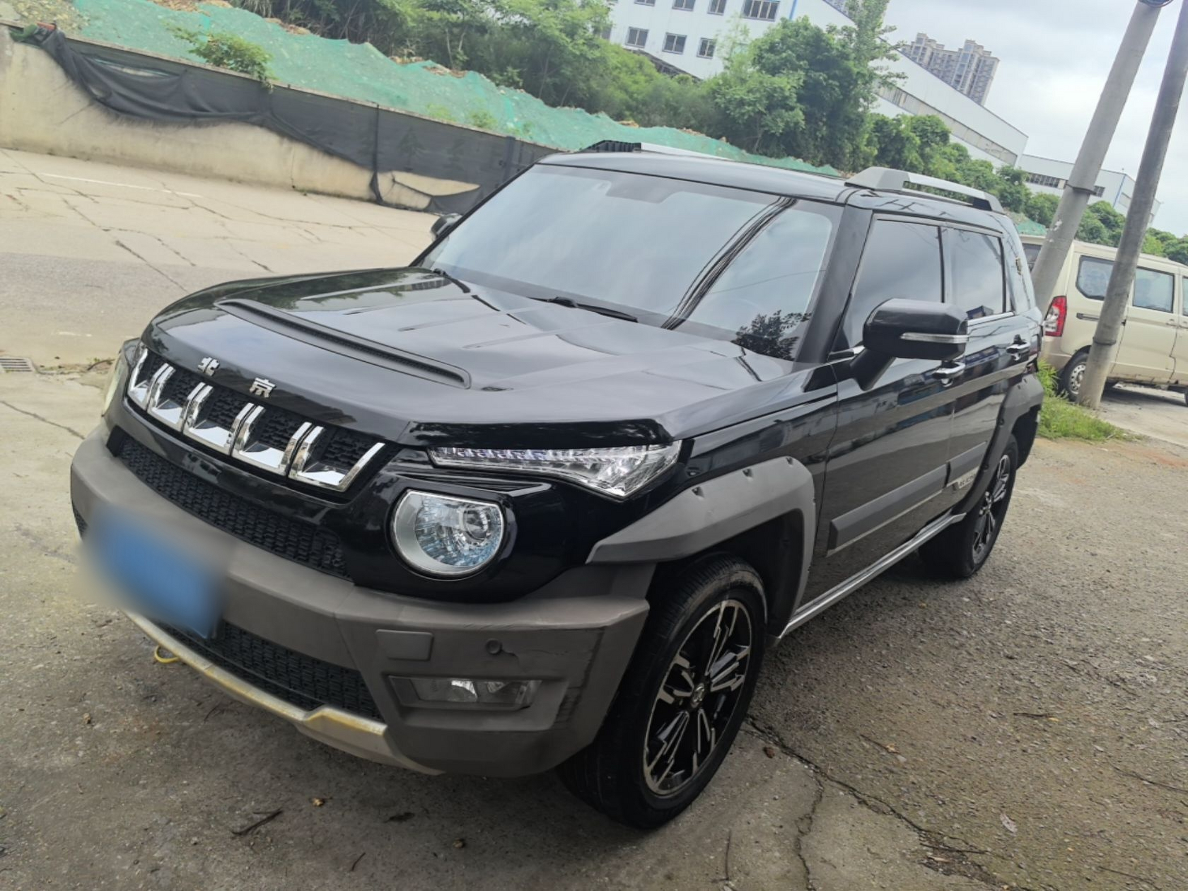 Под передней частью автомобиля