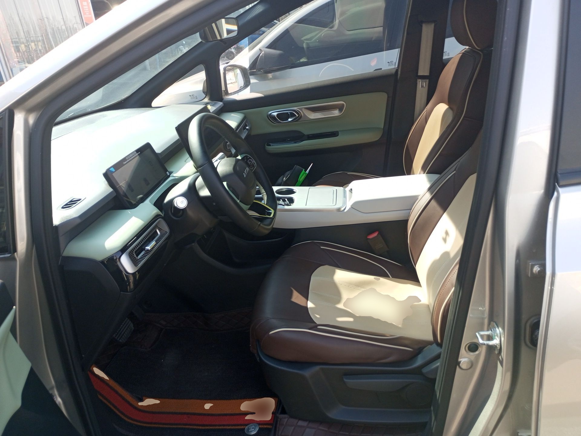 المقاعد الأمامية داخل السيارة