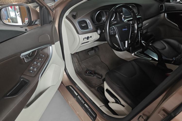 Used Volvo V40 2015 1.6T Zhiyi Edition
