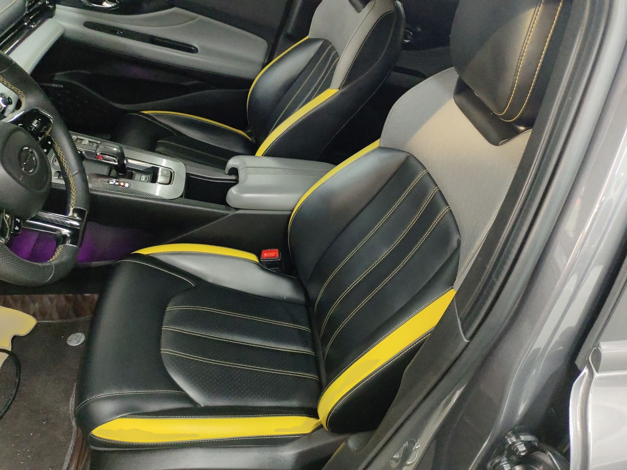 المقاعد الأمامية داخل السيارة