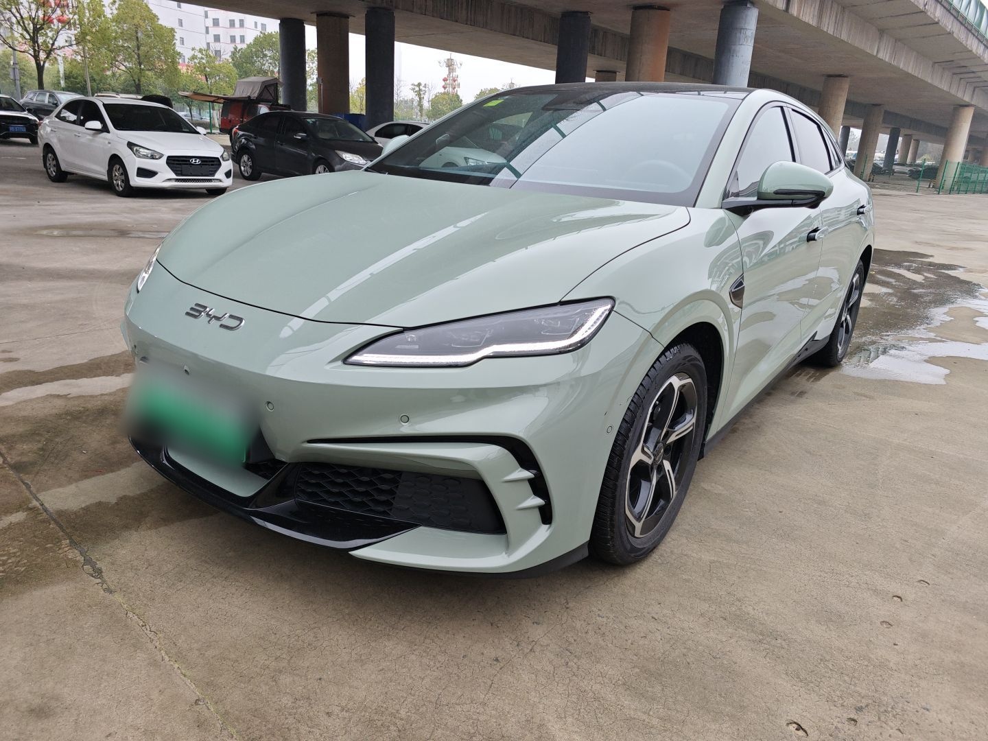 تحت مقدمة السيارة