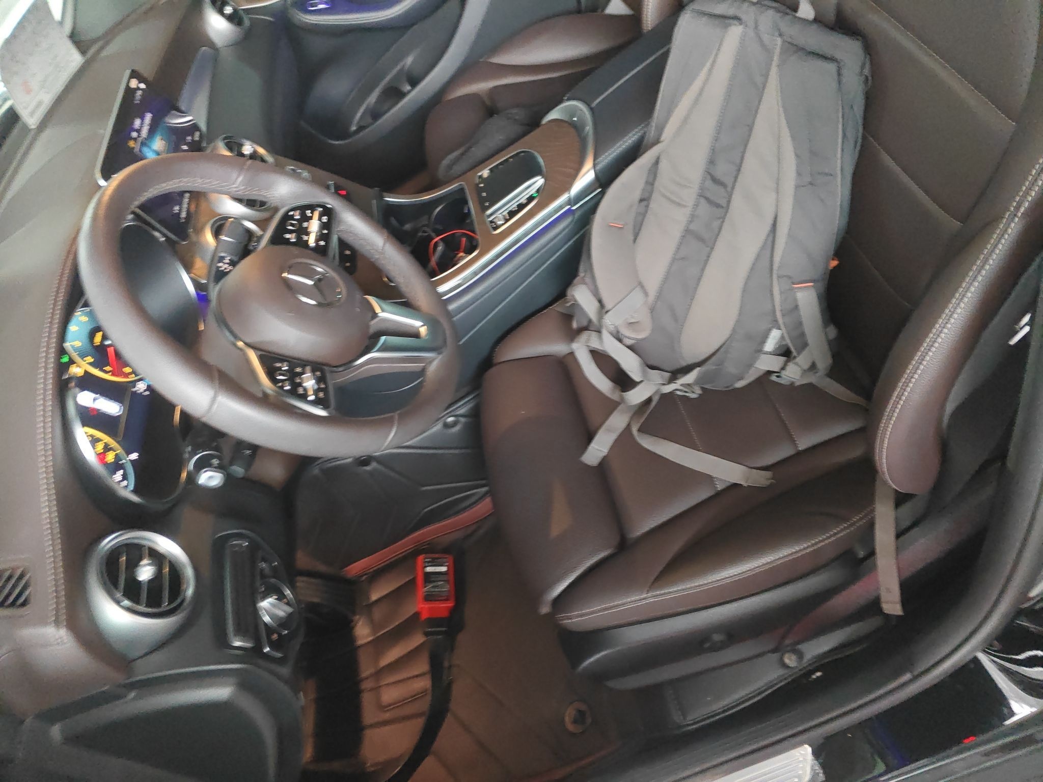 المقاعد الأمامية داخل السيارة