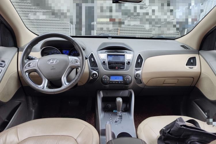 Used Hyundai ix35 2010 2.0L Automatic Two-Wheel Drive Elite Edition GLS Center Console