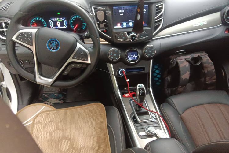 Used BYD Song New Energy 2017 Song DM 1.5TID All-Wheel Drive Luxury Model Center Console