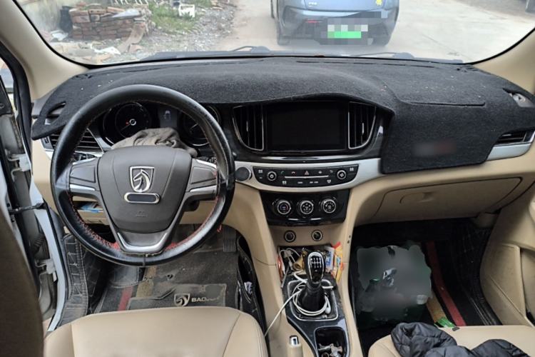 Used Baojun 730 2016 1.5T Manual Comfort Version 7 Seats Center Console