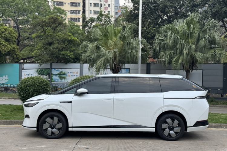 Used XPeng X9 2024 610 Long-Range Pro Exterior 6