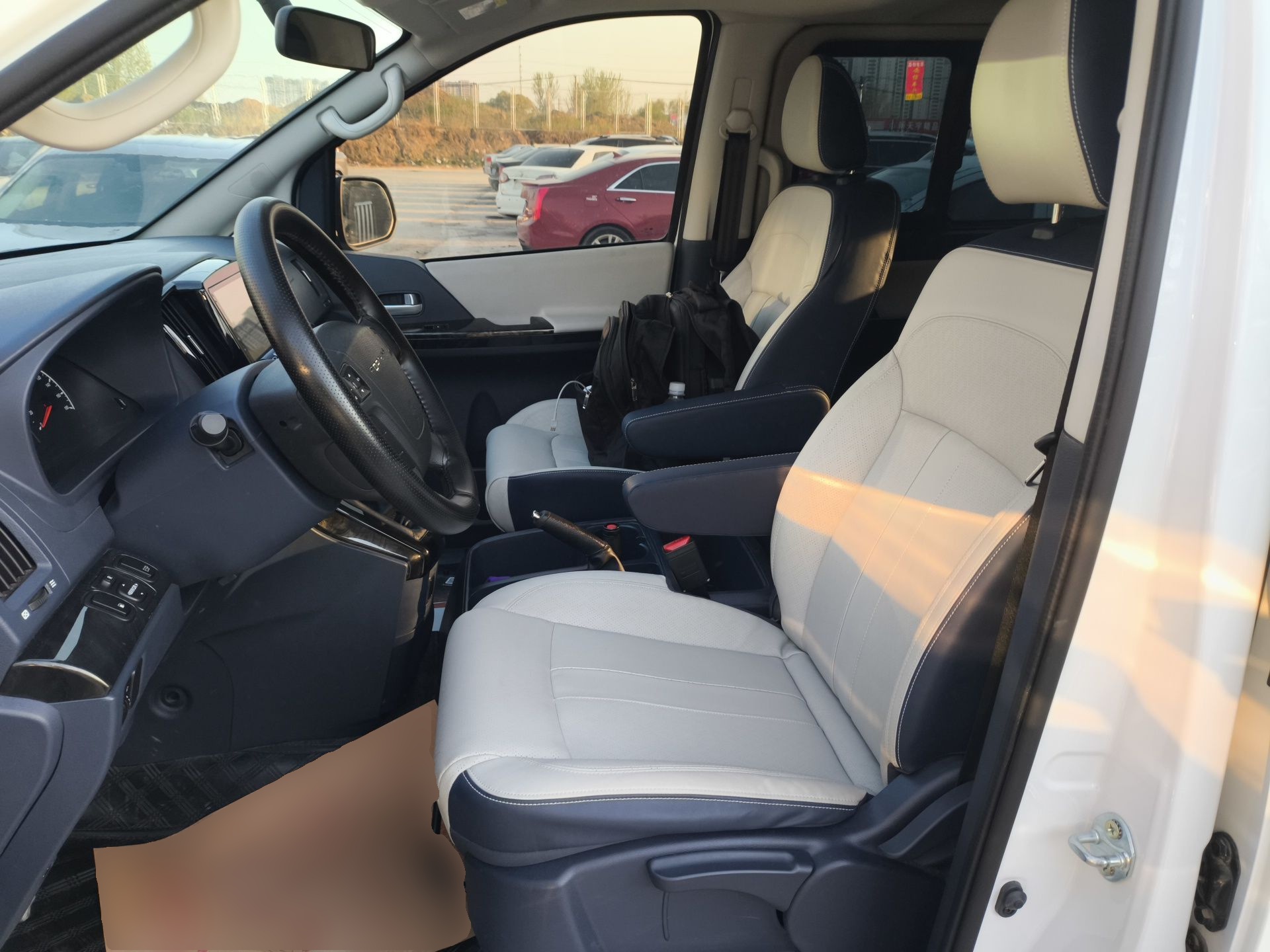 المقاعد الأمامية داخل السيارة