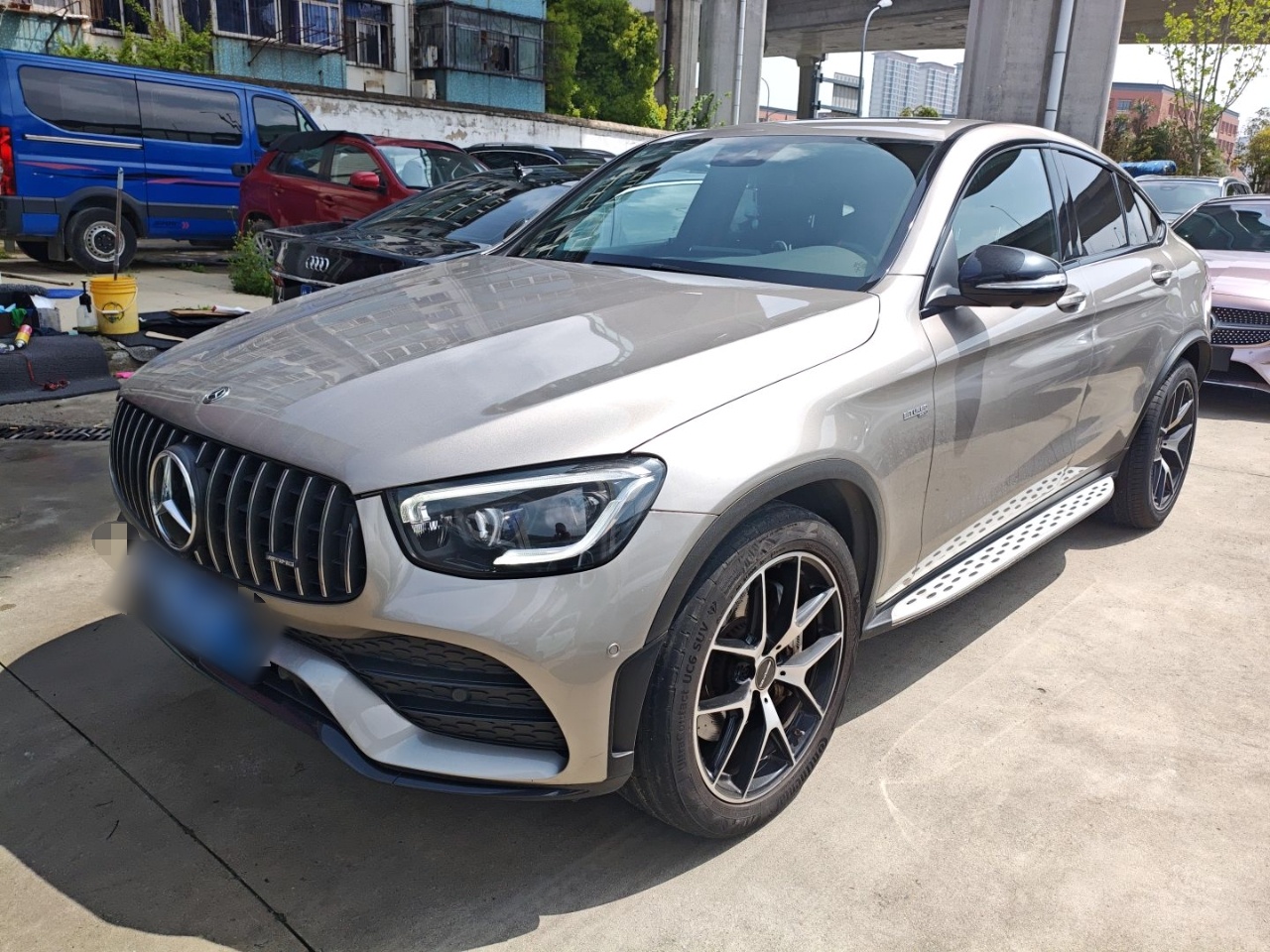 تحت مقدمة السيارة