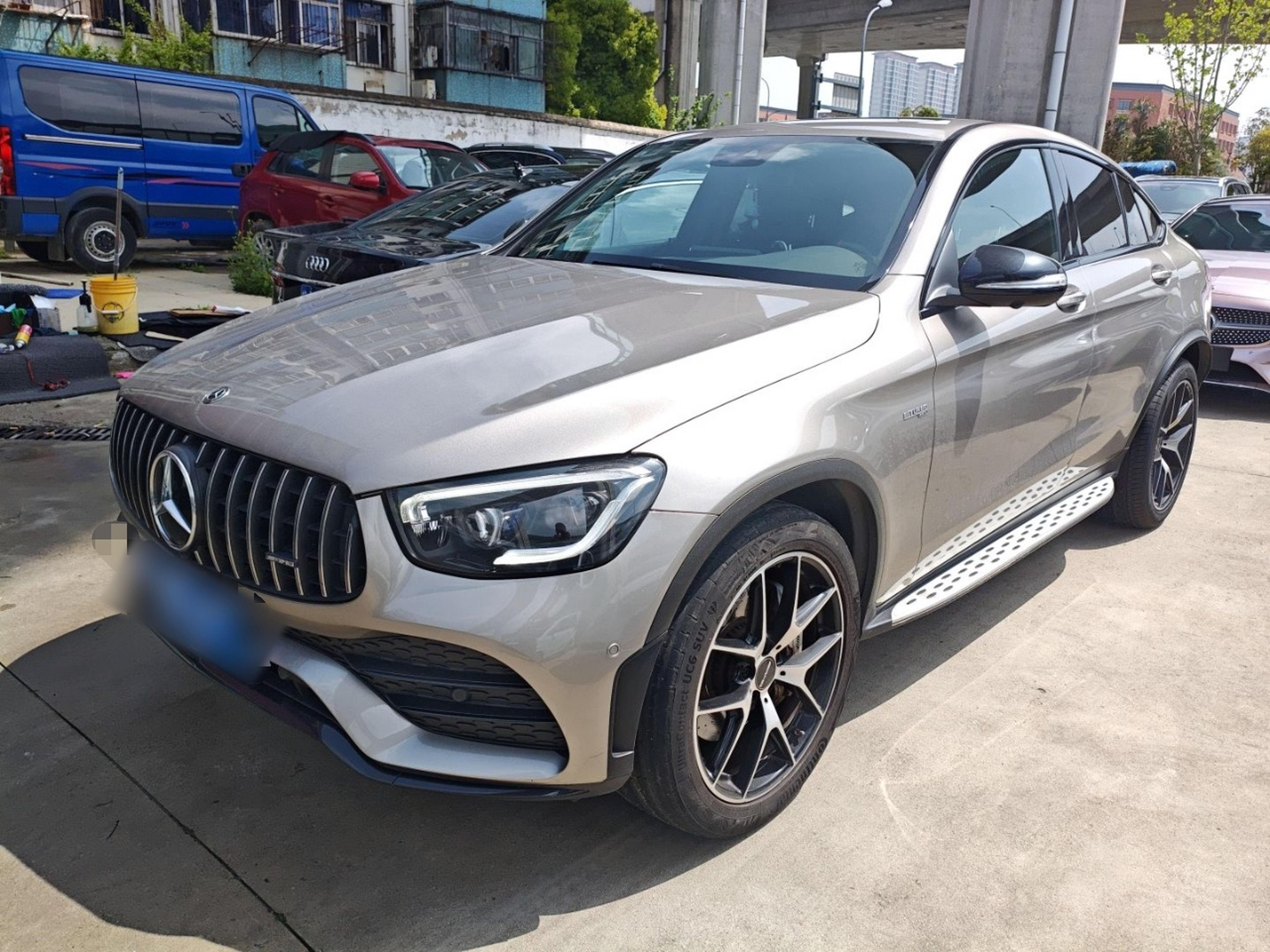 Под передней частью автомобиля