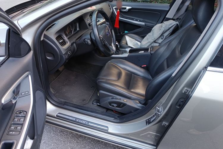 Used Volvo V60 2015 T5 Zhiyi Edition