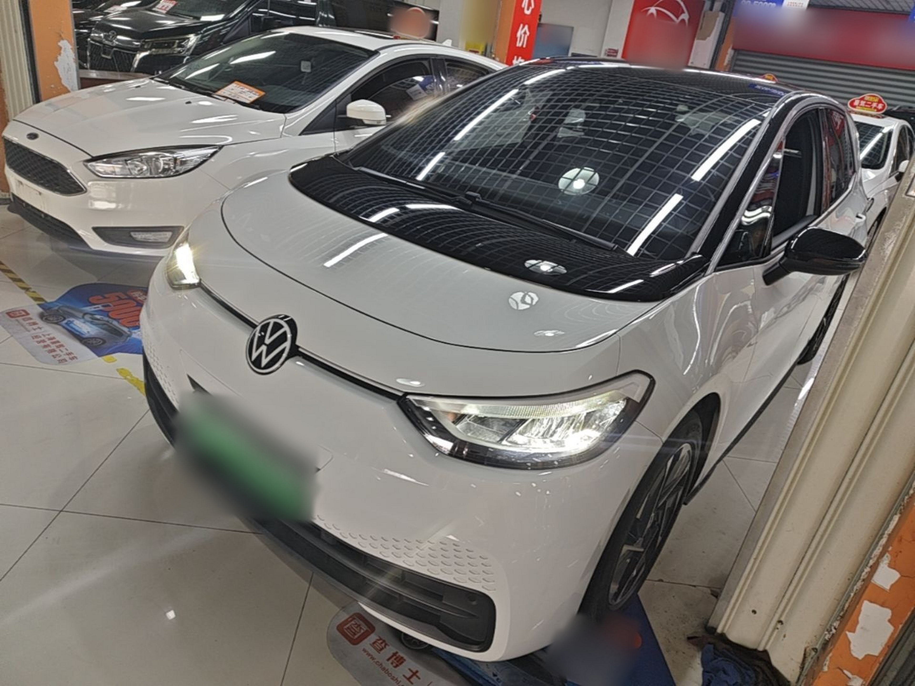 Unter der Vorderseite des Autos