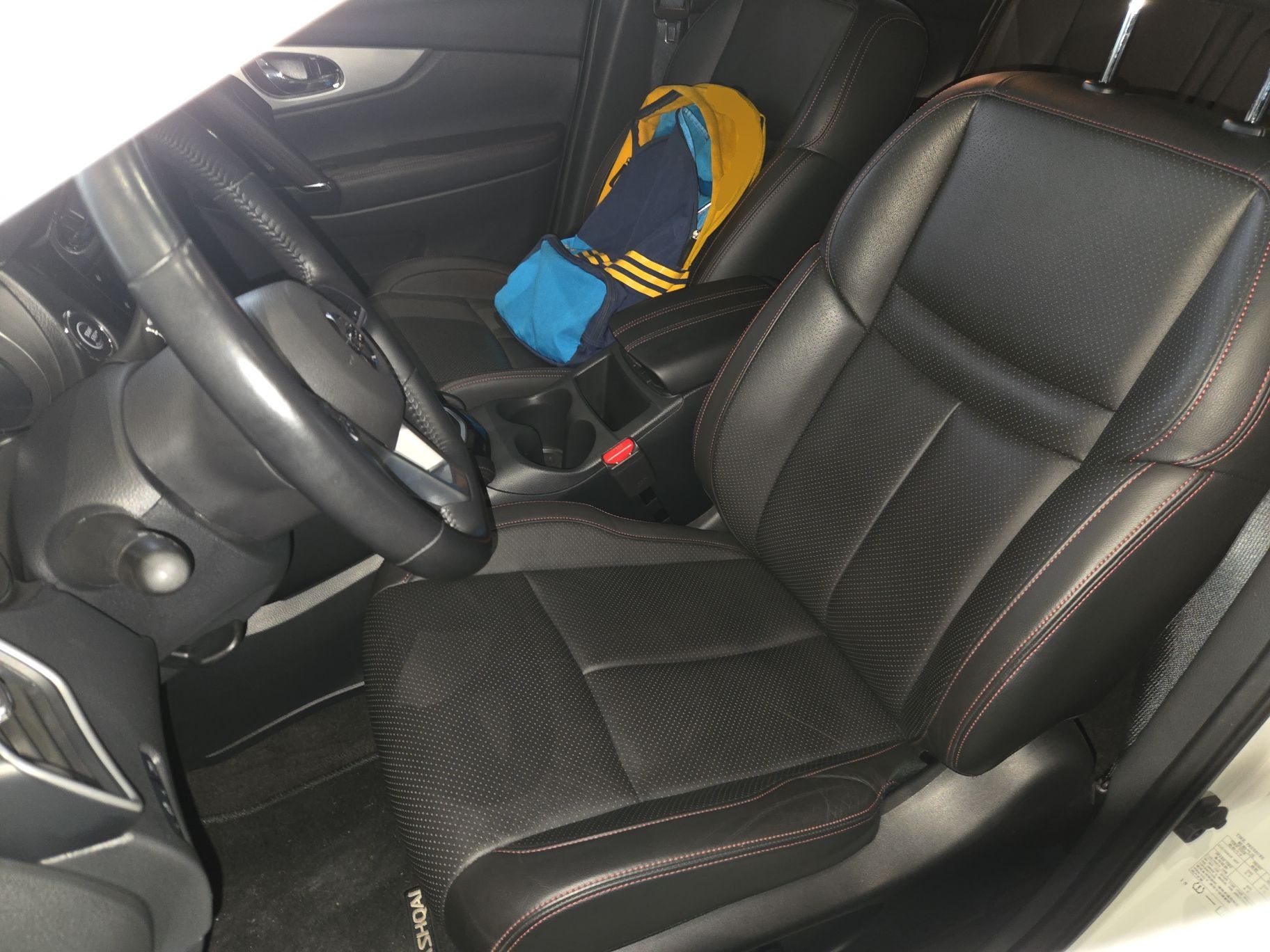 المقاعد الأمامية داخل السيارة