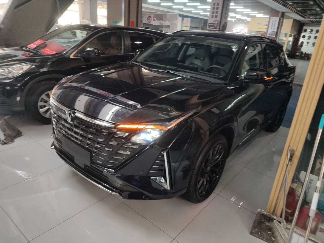 تحت مقدمة السيارة