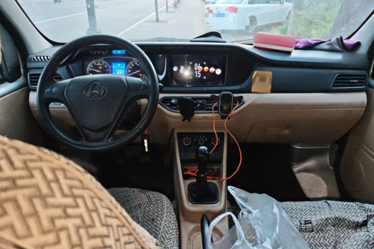 Used CHANGAN KUAYUE Xing V3 2023 1.3L Gasoline Comfort Edition 5-Seater Van Center Console