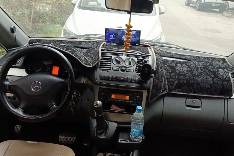 Used Mercedes-Benz Vito 2011 2.5L 7-seater executive version Center Console