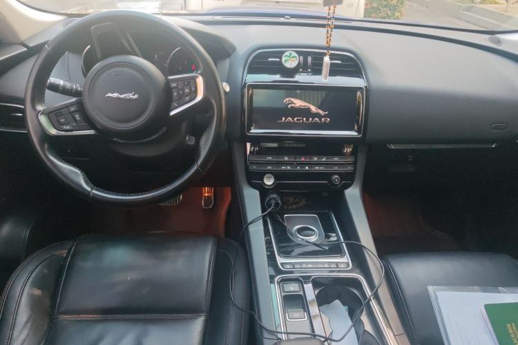 Used Jaguar F-PACE 2018 2.0T Two-Wheel Drive Urban Deluxe Edition Center Console