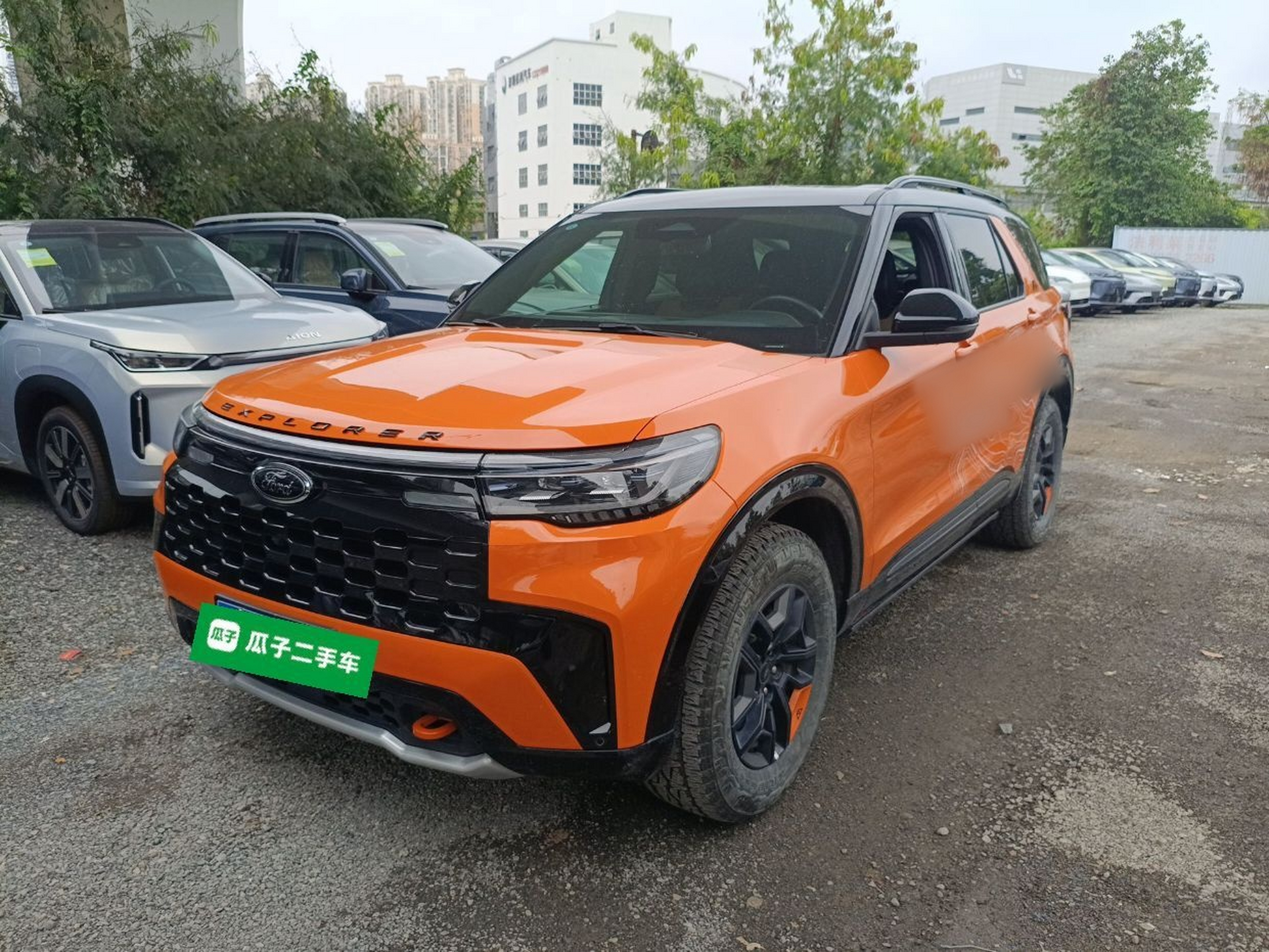 Под передней частью автомобиля