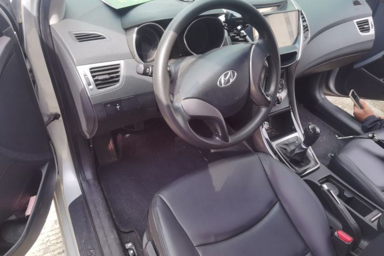 Used Hyundai Elantra (5th Generation / Langdong) 2012 1.6L Manual Leading Model Center Console