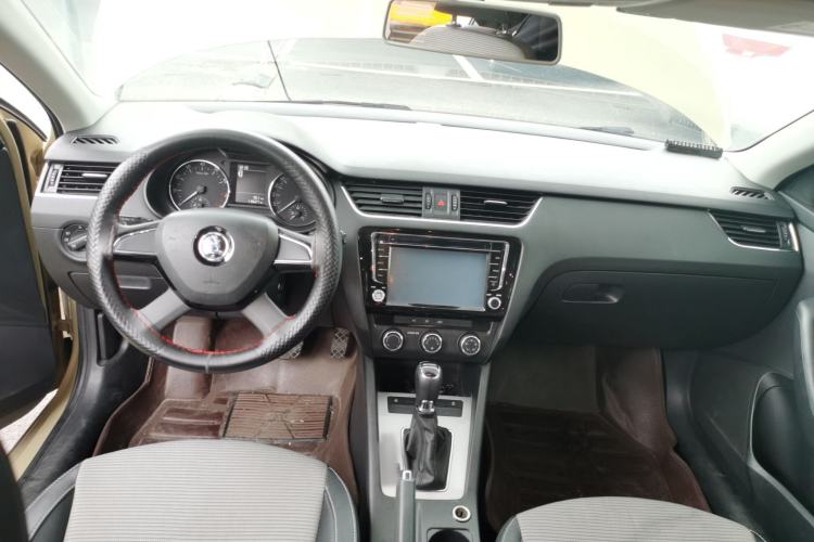 Used Skoda Octavia 2016 1.6L Automatic Chuanxing Edition Center Console