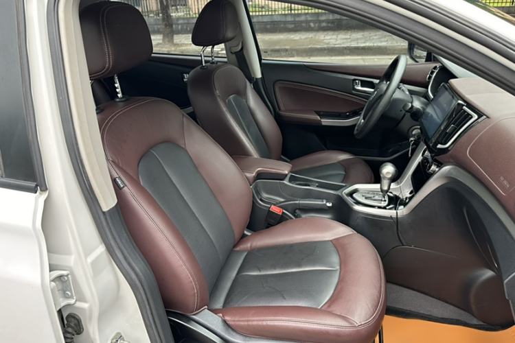 Used Venucia T70X 2016 2.0L CVT SmartFun Sport Edition
