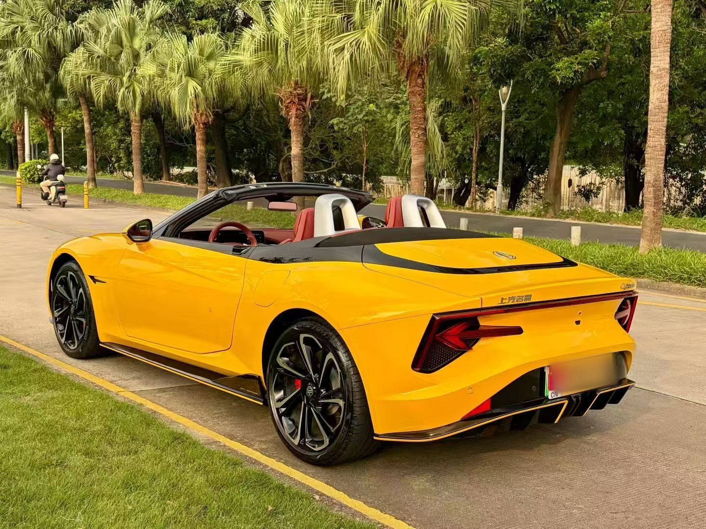 MG Cyberster 2024 520 km Legendary All-Wheel-Drive Version — снимка 4