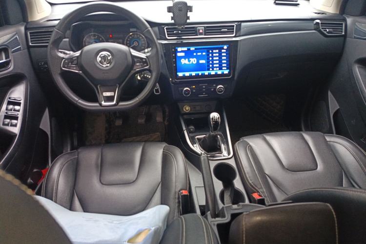 Used Dongfeng Fengon 580 2018 Revised Version 1.8L Manual Comfort Edition Center Console