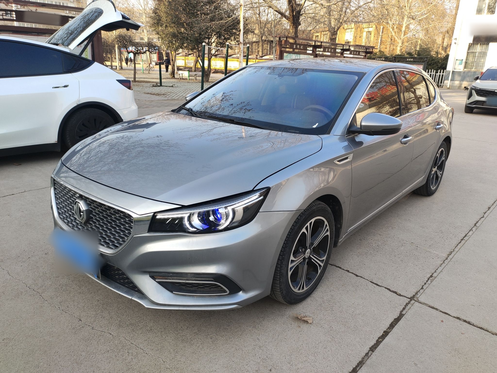 Под передней частью автомобиля