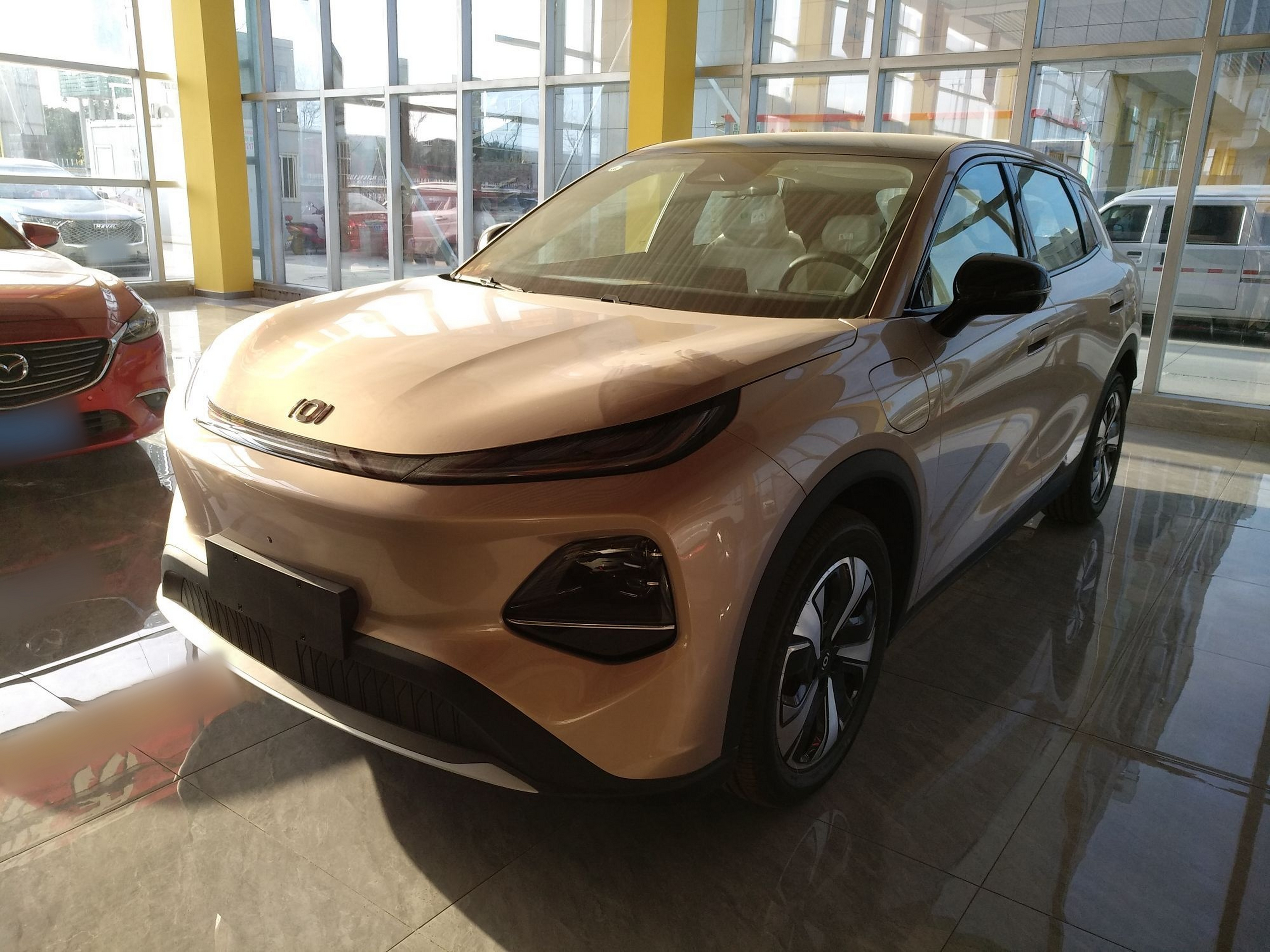 تحت مقدمة السيارة