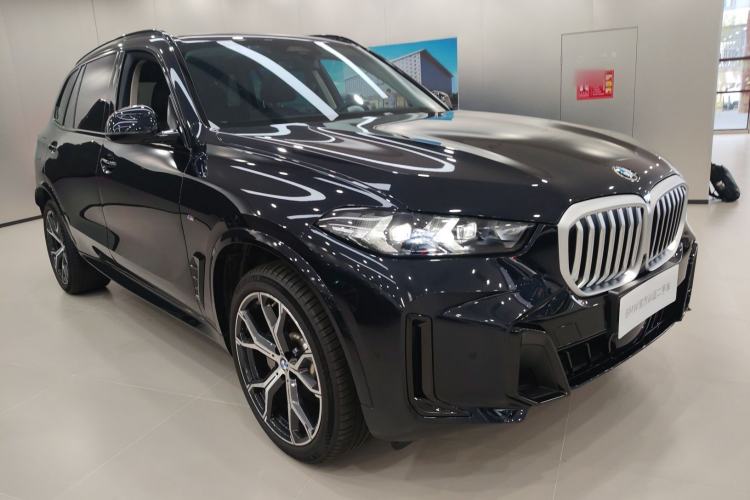Used BMW X5 2023 xDrive 30Li Luxury M Sport Night Edition Package Front Right 45 Deg