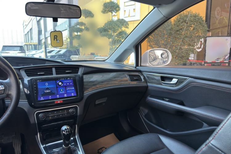 Used Great Wall C50 2014 Upgraded Model 1.5T Manual Fashion Edition Interior 11