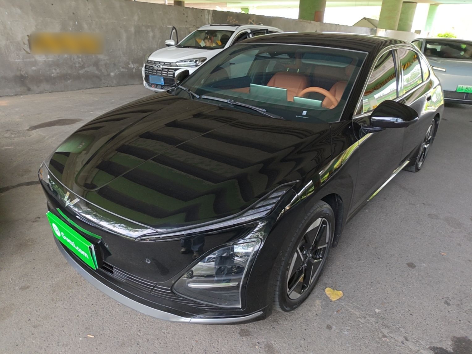 Под передней частью автомобиля