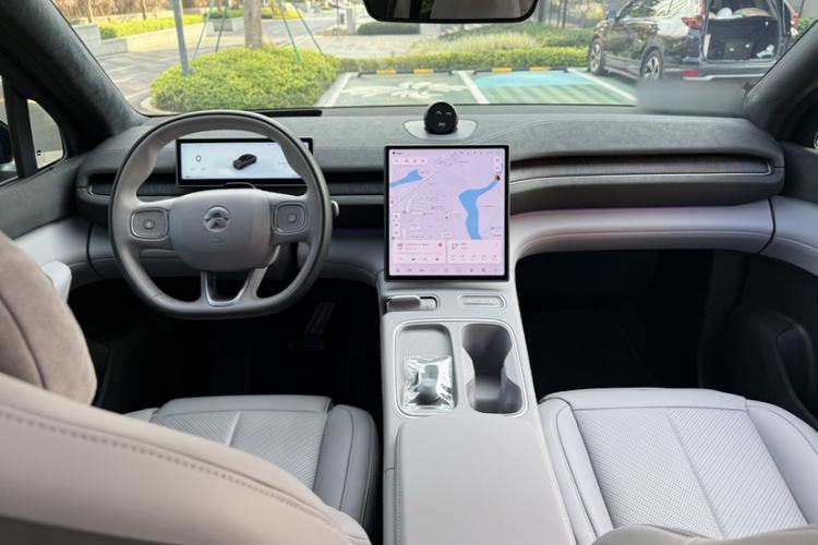 Used Nio EC6 2024 75 kWh Interior 2