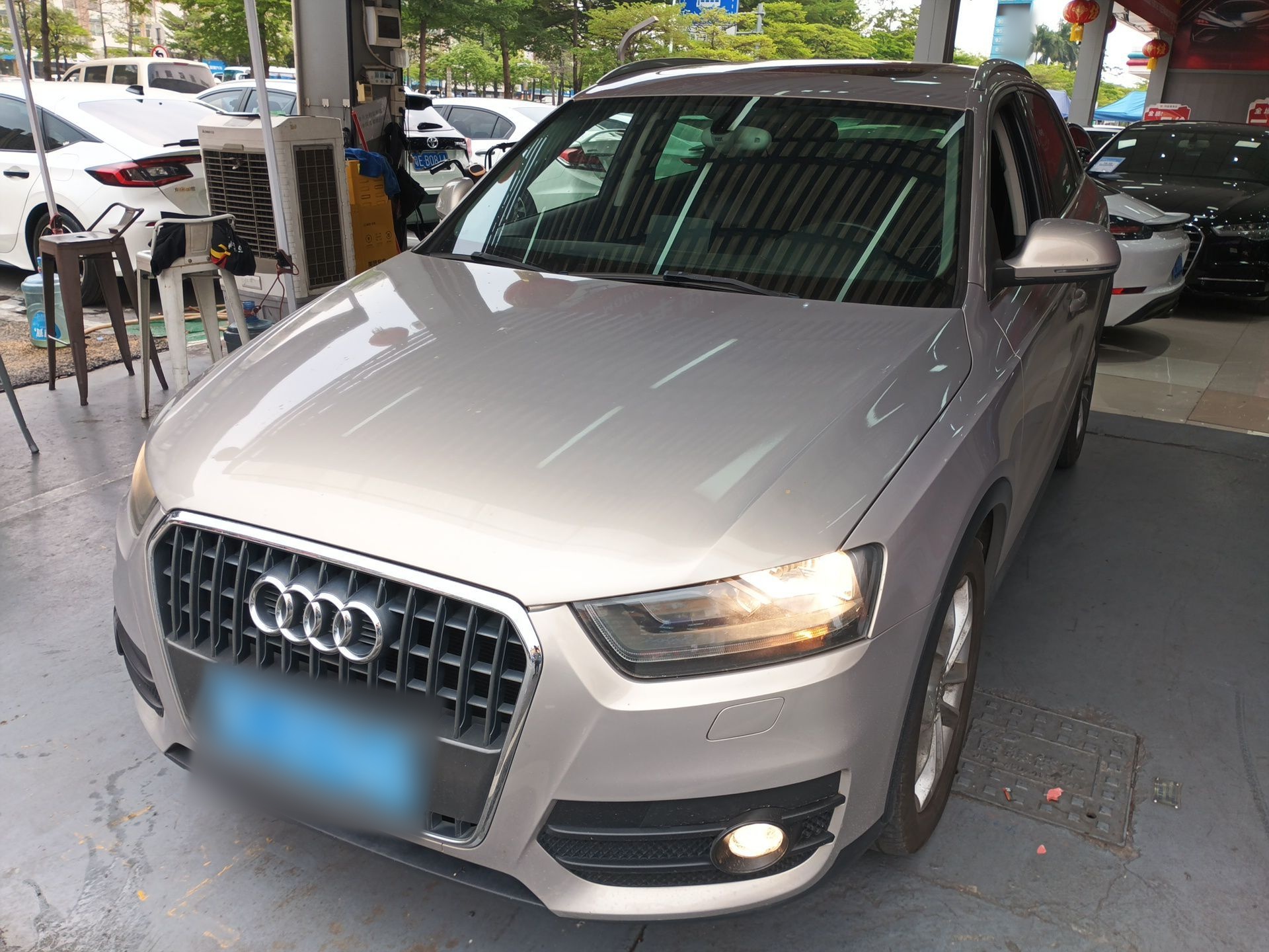 تحت مقدمة السيارة