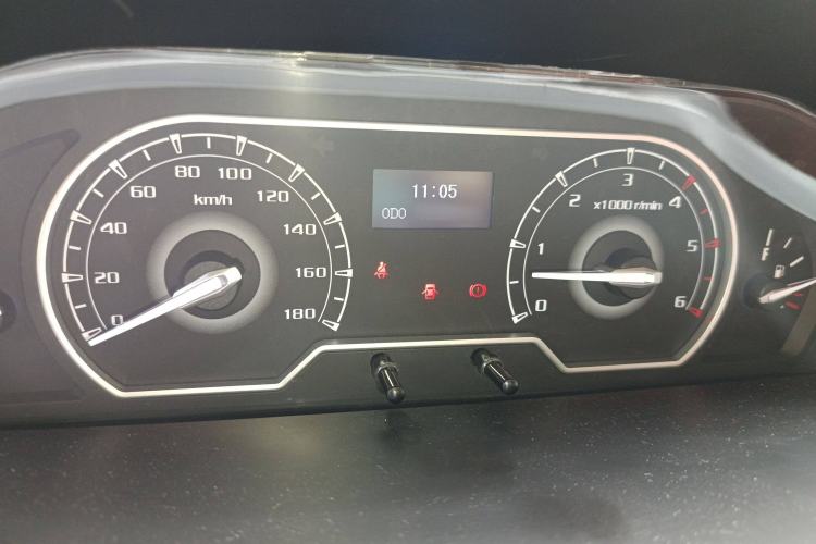 Used SAIC MAXUS Xintu V80 2023 2.0T Manual Classic Aoyuntong Short Wheelbase Mid-Roof 7/8/9-Seater
