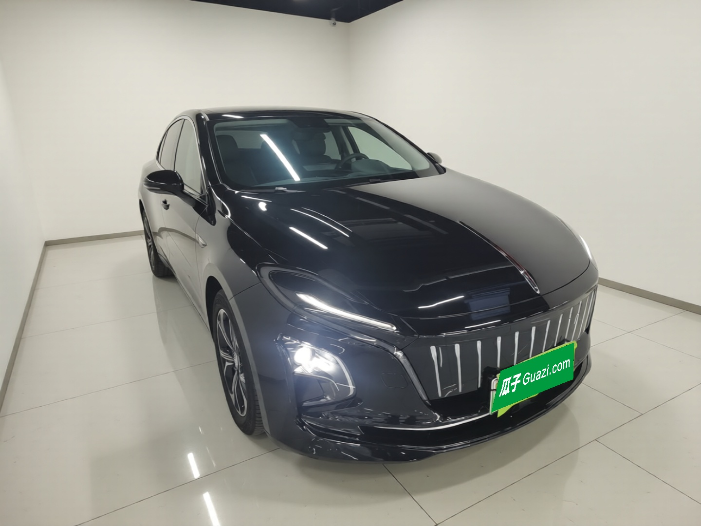 Hongqi E-QM5 2023 Base Travel Edition — снимка 3