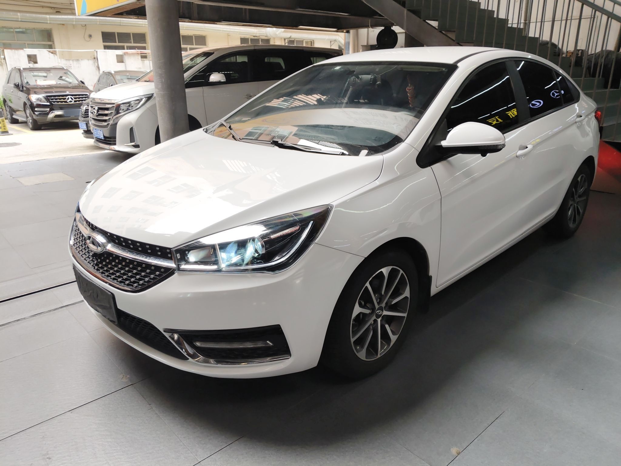 Под передней частью автомобиля