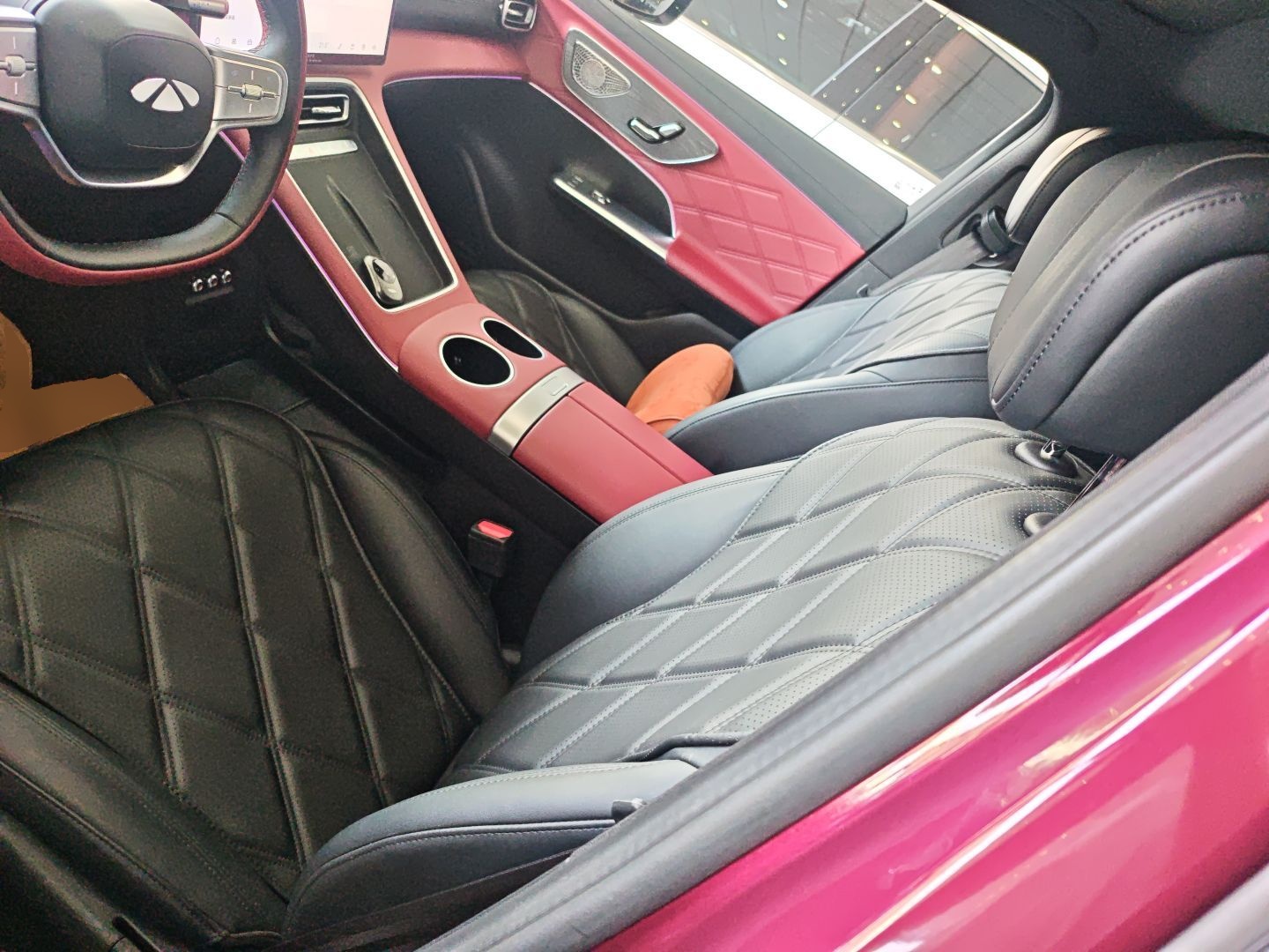 Переднее сиденье в автомобиле