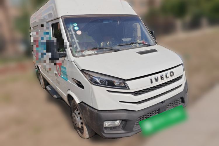 Used Iveco Daily 2023 2.5T V37 Van Long Wheelbase Mid-Roof Design Dual Tires Side-Swing Doors 2-3 Seater