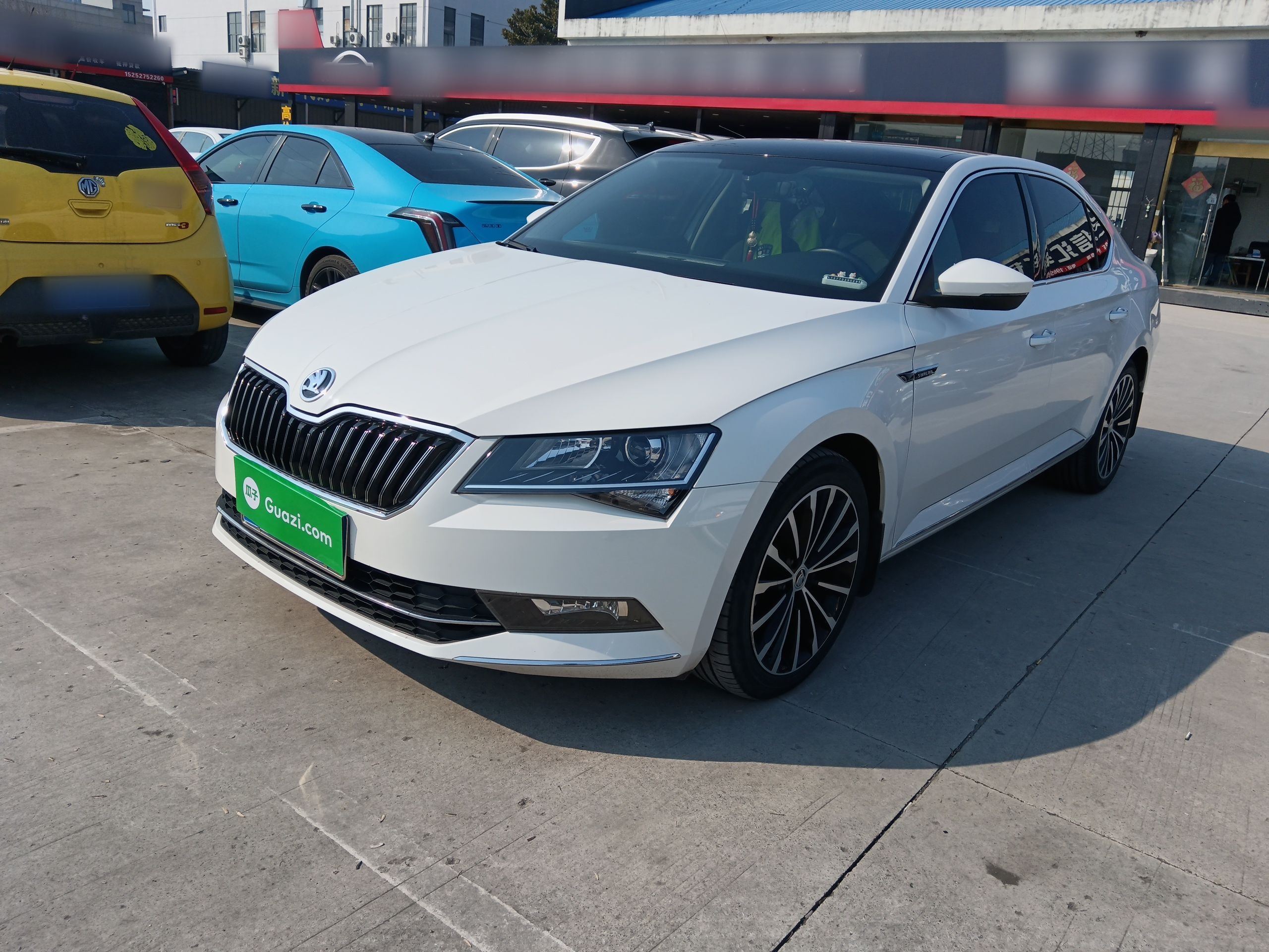 تحت مقدمة السيارة