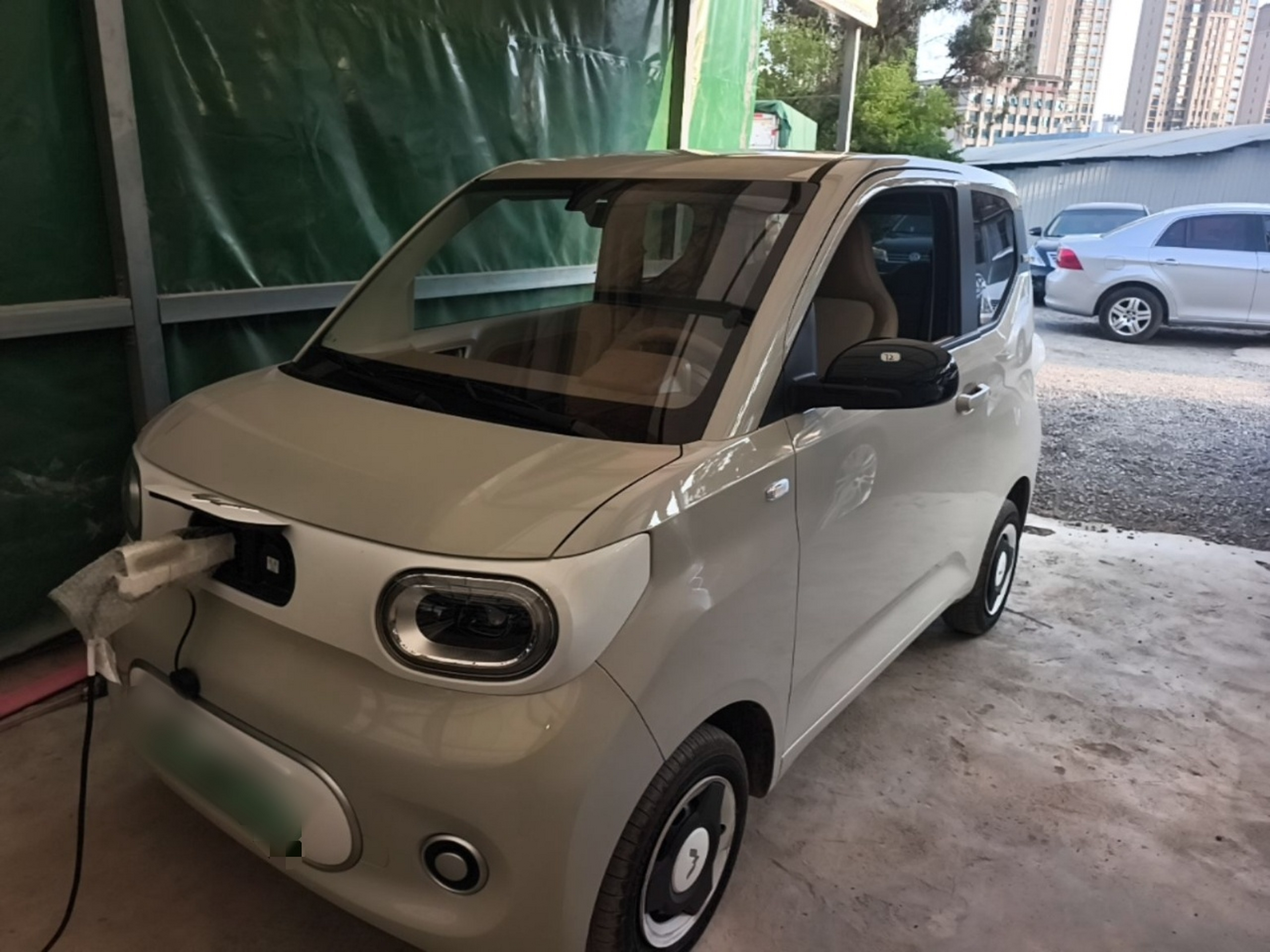 Под передней частью автомобиля