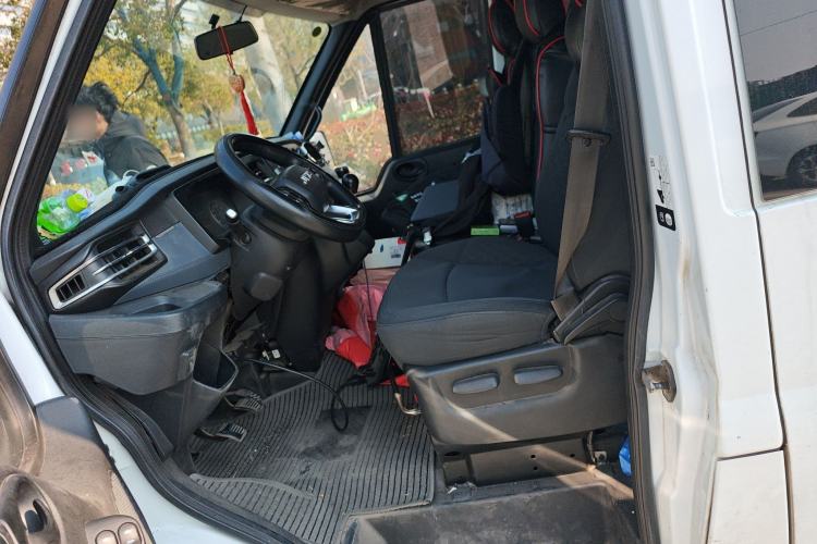 Used JMC Fushun 2022 2.0T Manual Multi-Function Passenger Vehicle Short Wheelbase Mid-Height Roof 6-Seater Left Front Seat