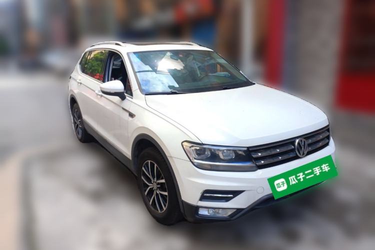 Used Volkswagen Tiguan L 2017 330TSI Automatic Two-Wheel Drive Luxury Edition Front Right 45 Deg