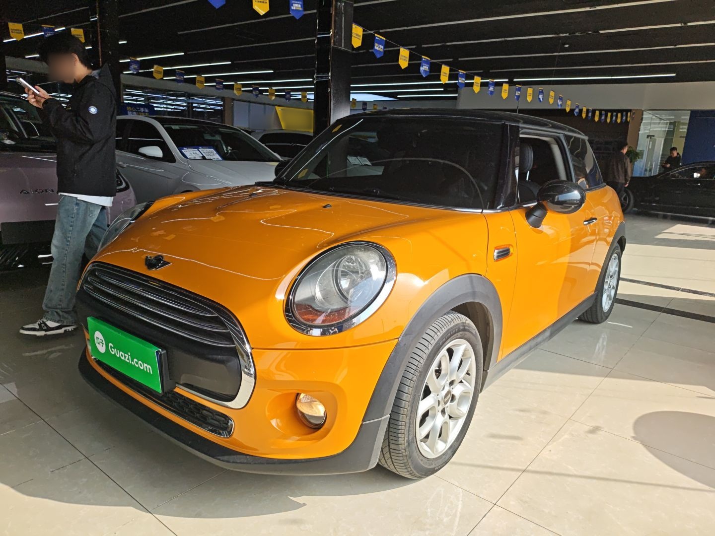 تحت مقدمة السيارة