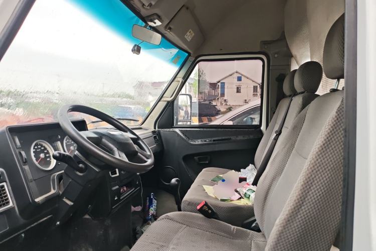 Used Iveco Daily 2017 2.5T A35 Low-Roof 5-7 Seater Passenger Van 47Z5