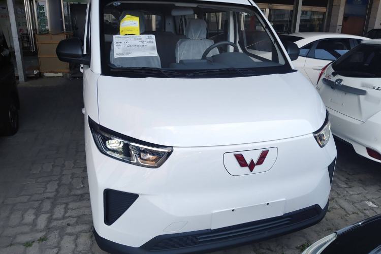 Used Wuling Yangguang 2024 300KM Comfort Version Passenger Van 75kW